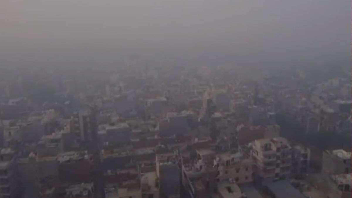 watch-delhi-turns-into-gas-chamber-grey-haze-turns-visibility-to-zero-residents-choke-in-severe-aqi-video